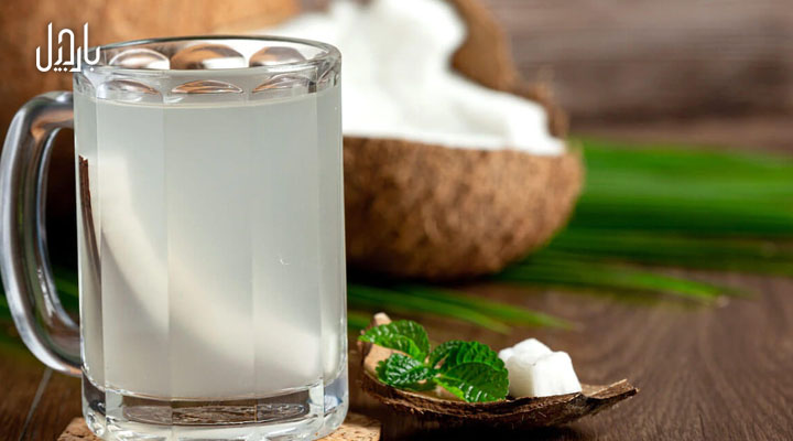 یک لیوان آب نارگیل و میوه نارگیل