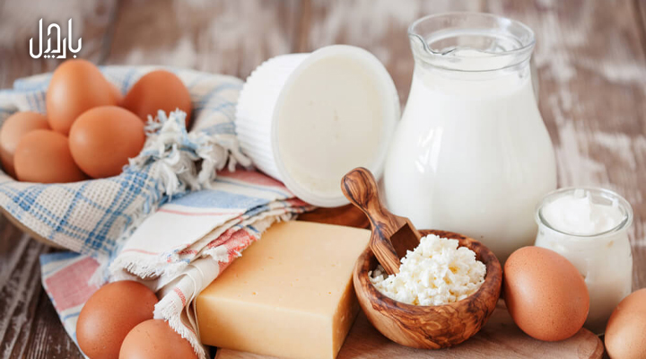 یک پارچ شیر و چند عدد تخم مرغ