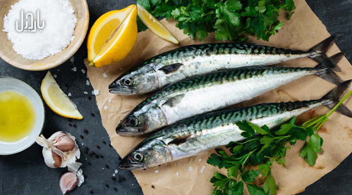 گند عدد ماهی پاک نشده و لیمو و سبزیجات