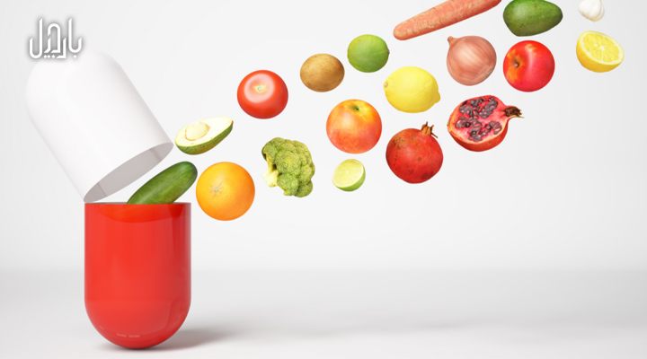 یک کپسول ویتامین با مقداری میوه