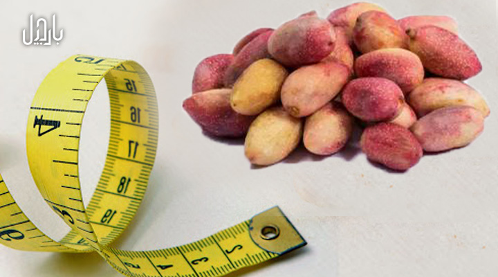 یک کمتر و مقداری پسته تازه با پوست