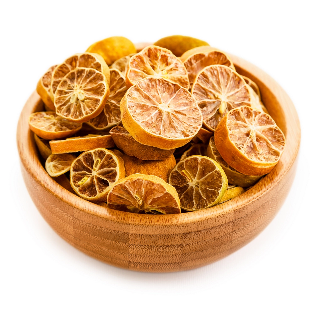 حدود 250 گرم لیمو خشک شیرازی در کاسه چوبی با پشت زمینه سفید