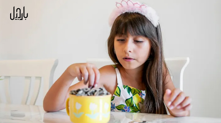 یک دختربچه درحال خوردن تخمه آفتابگردان