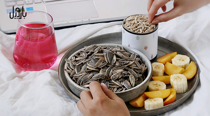 تخمه، میوه، تخمه آفتابگردان و نوشیدنی به عنوان عصرانه