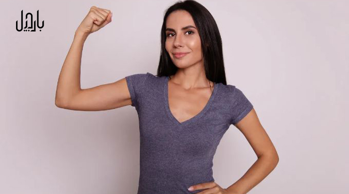 زنی در حال نشان دادن جلو بازوی قوی خود