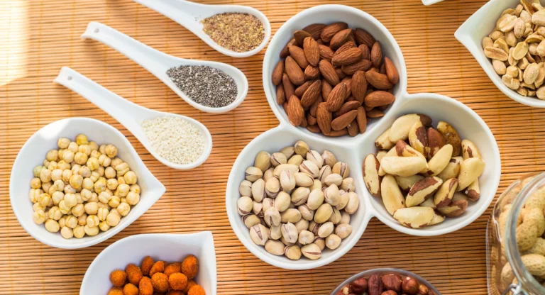 مقداری آجیل خام و ادویه بو دادن آجیل