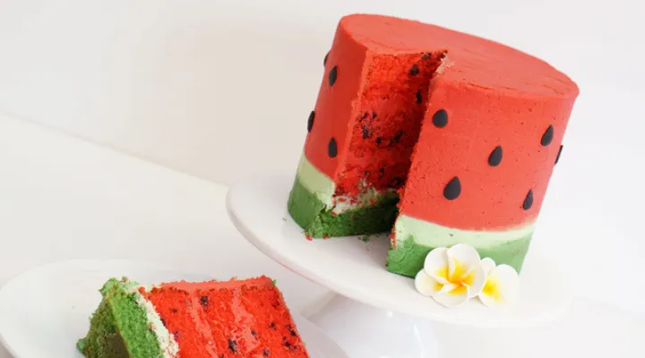 یک کیک هندوانه بدون تزئین خامه