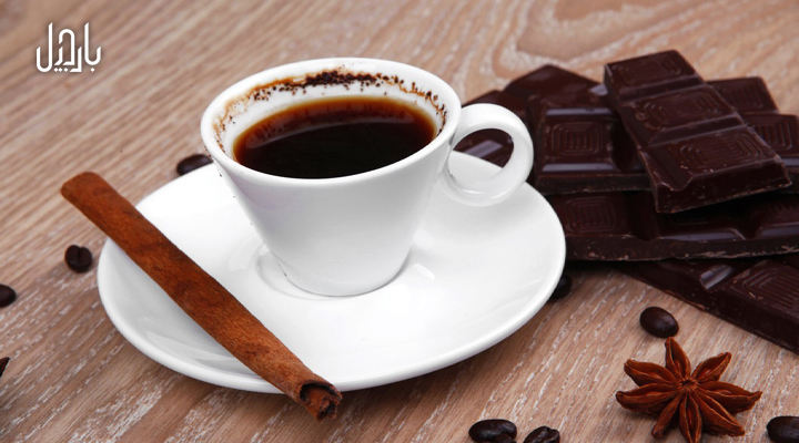 یک فنجان قهوه و مقداری شکلات تلخ
