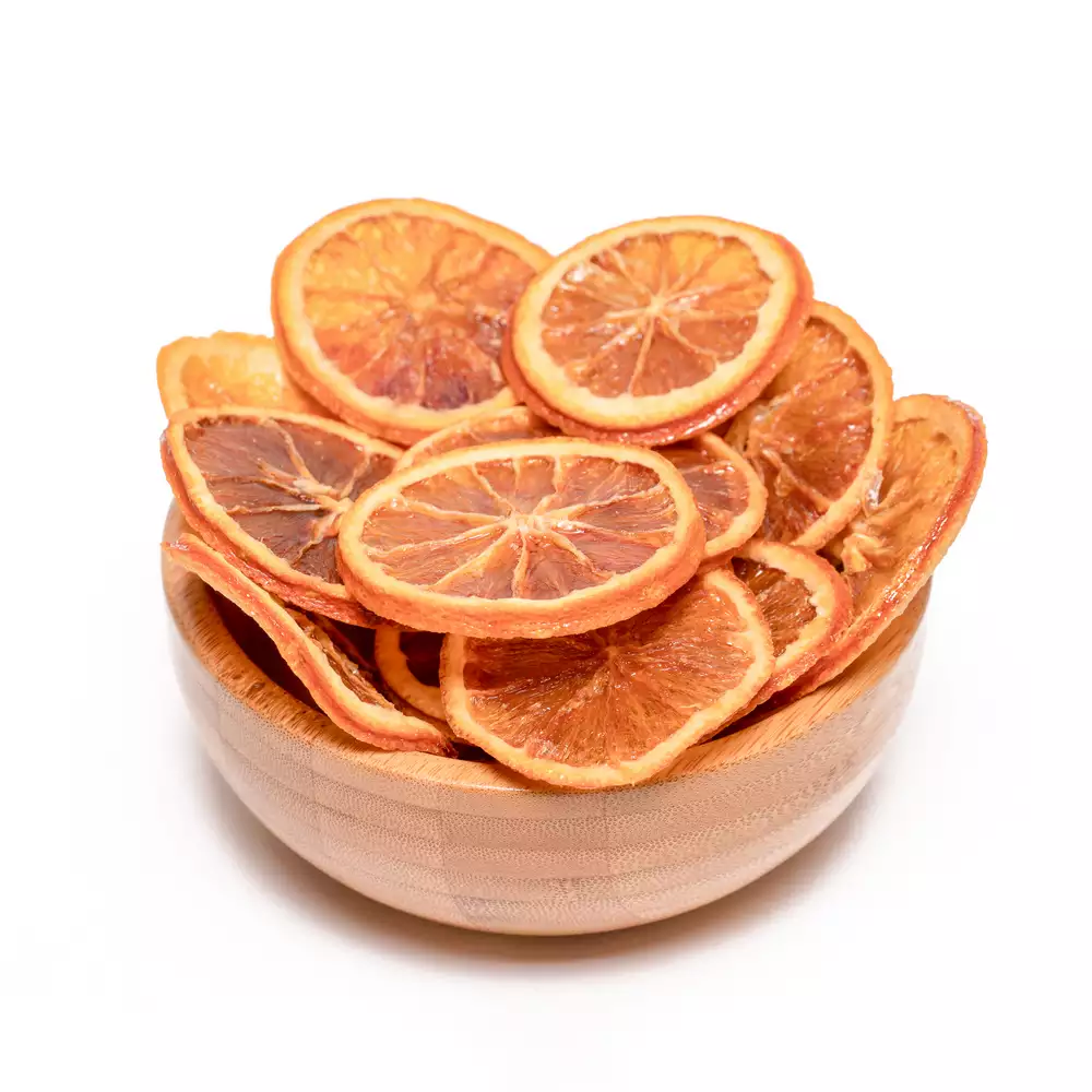 یک کاسه چوبی شامل مقداری پرتقال شهدی با پیش زمینه سفید