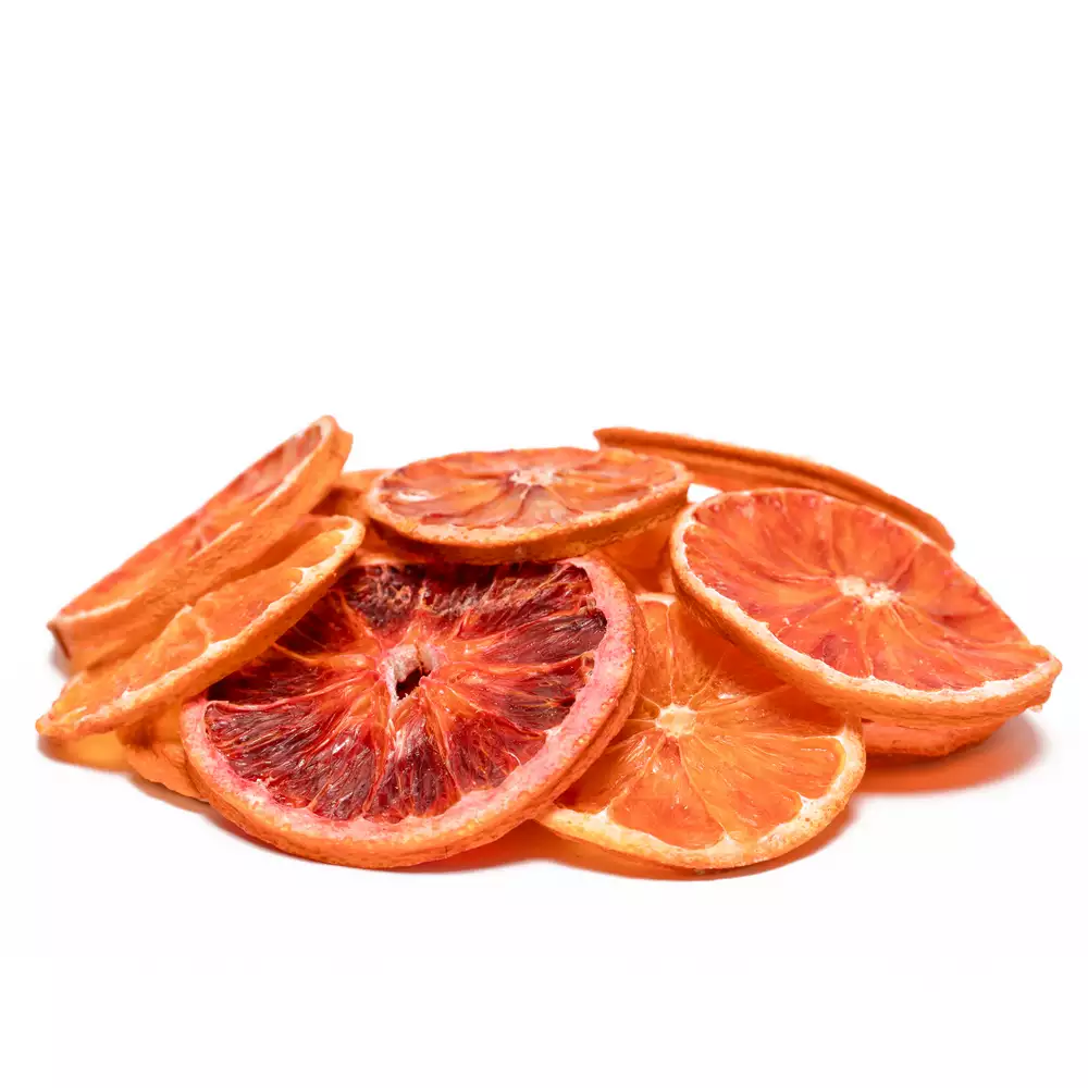یک مشت پرتقال خونی خشک با پیش زمینه سفید