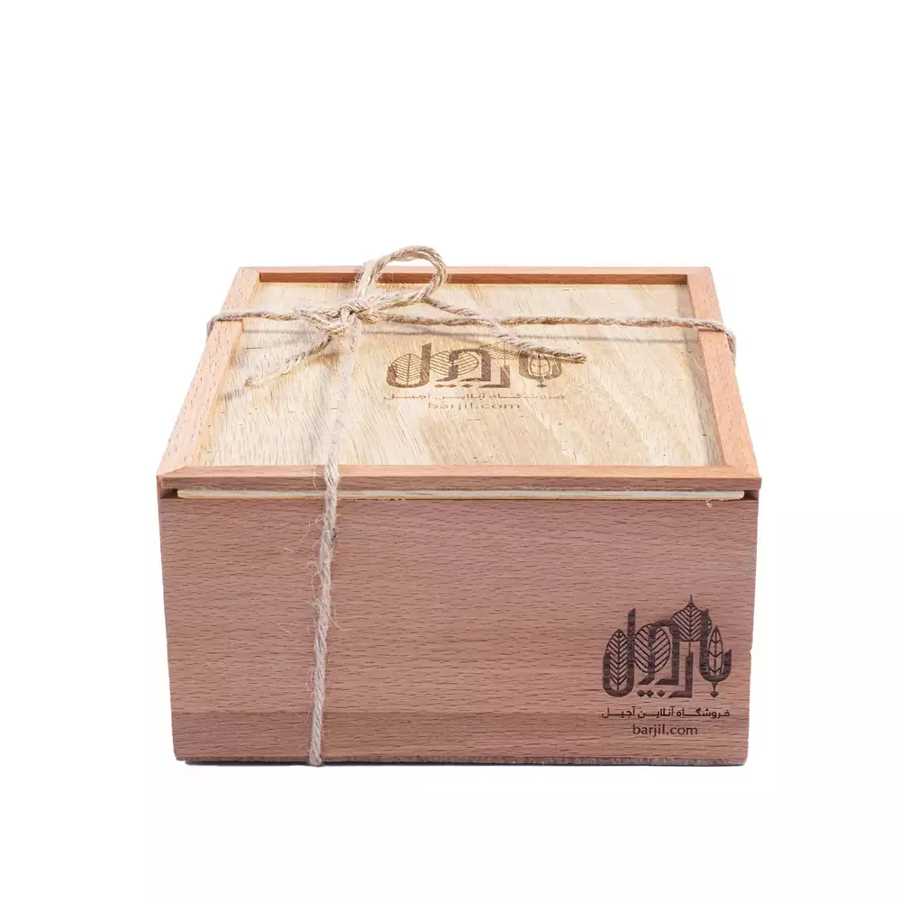 باکس چوبی بسته بندی شده حاوی ترکیبات جعبه طلایی با پیش زمینه سفید