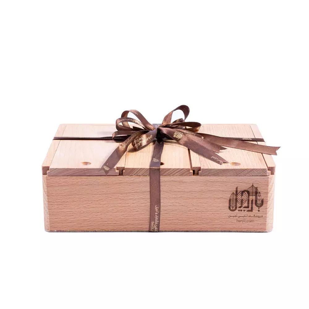 باکس چوبی بسته بندی شده حاوی ترکیبات هدیه خوراک کنار چای با پیش زمینه سفید