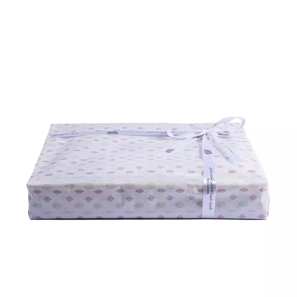 یک عدد جعبه لبخند نوعروس بسته بندی شده با پیش زمینه سفید