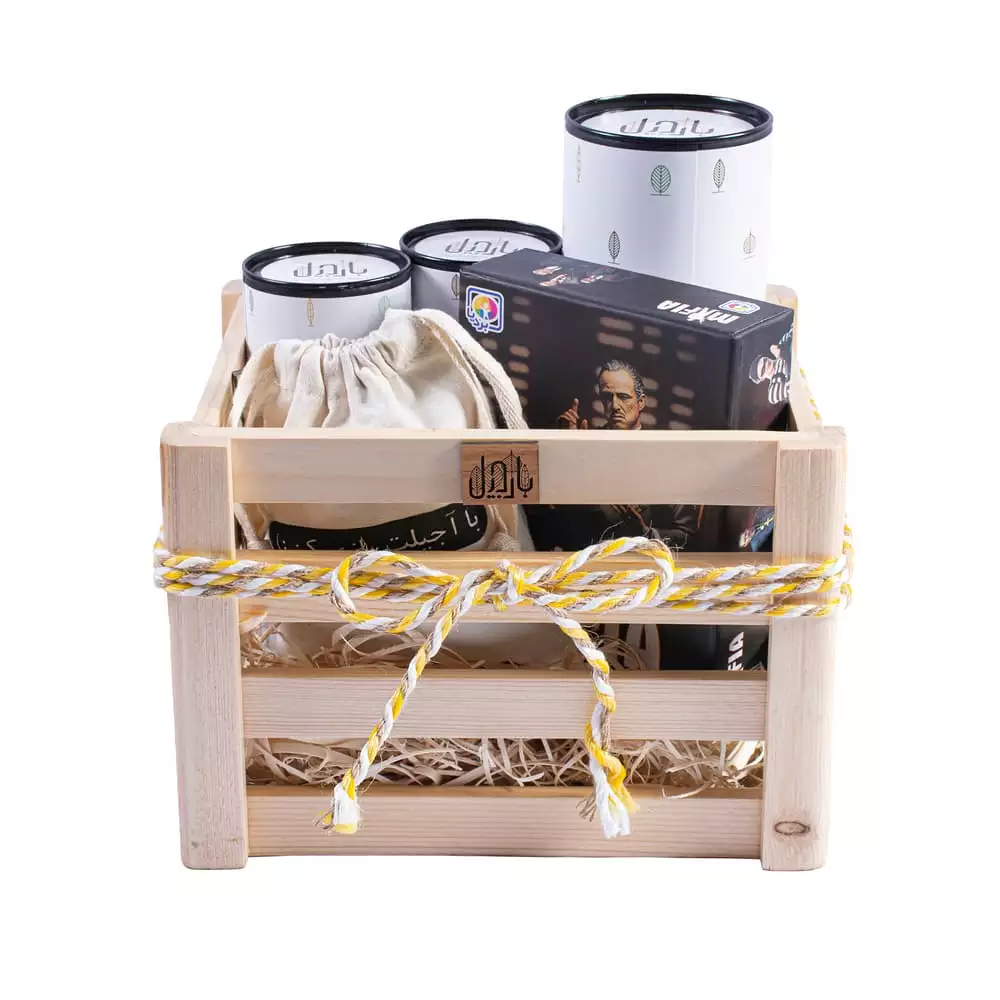 یک باکس چوبی شامل ترکیبات جعبه بازی خوشمزه با پیش زمینه سفید