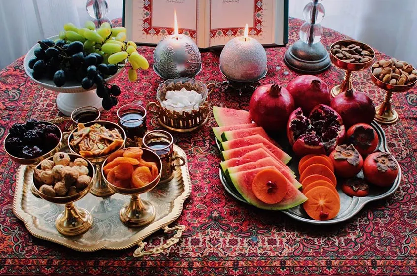 سفره شب یلدا چیده شده روی میز