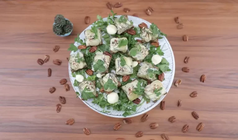 لقمه سیر و گردو چیده شده در بشقاب روی میز چوبی