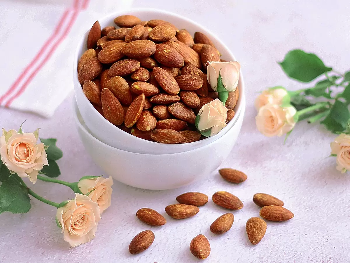 یک کاسه پر بادام درختی روی میز