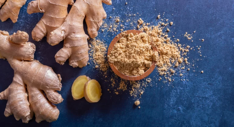 تکه های زنجبیل تازه و پودر زنجبیل کنار هم