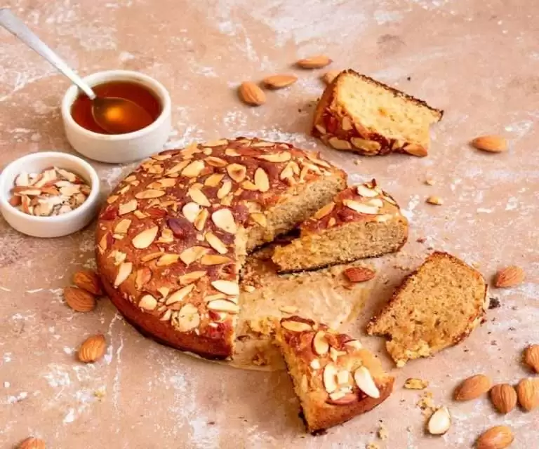 چند تکه کیک عسلی سیب و بادام