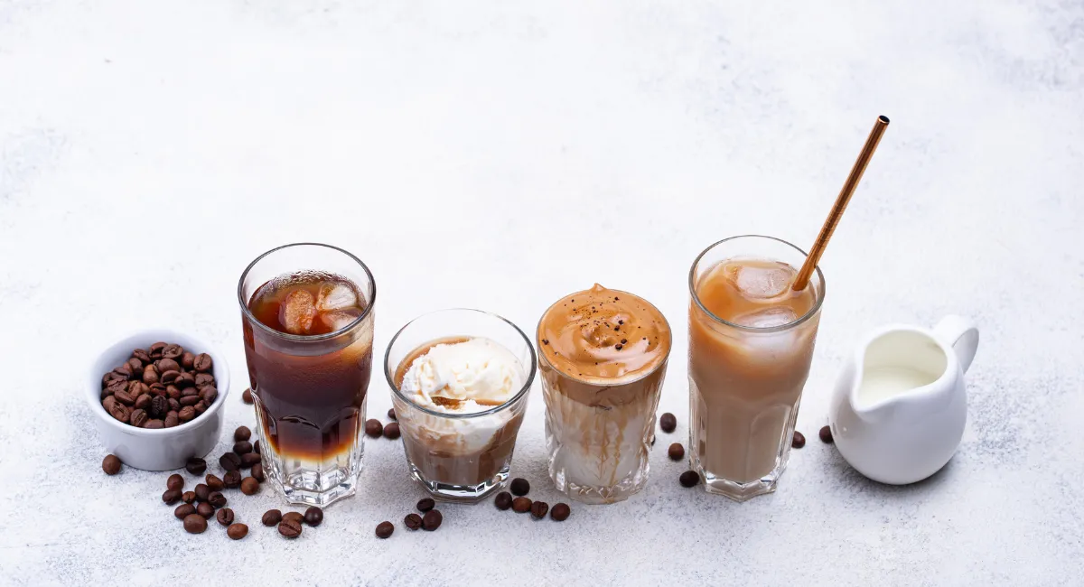 انواع نوشیدنی بر پایه قهوه و شیر به همراه دانه قهوه و یک فنجان شیر