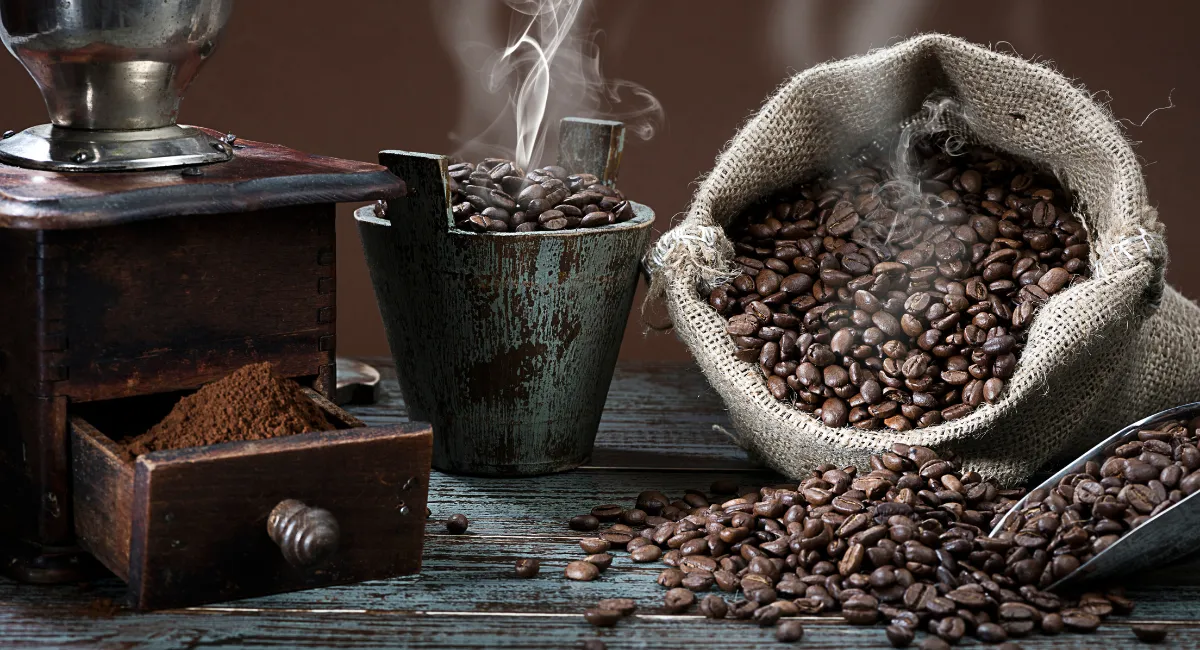 ست وسایل مربوط به قهوه به همراه یک گونی پر از دانه های قهوه سالم و رست شده