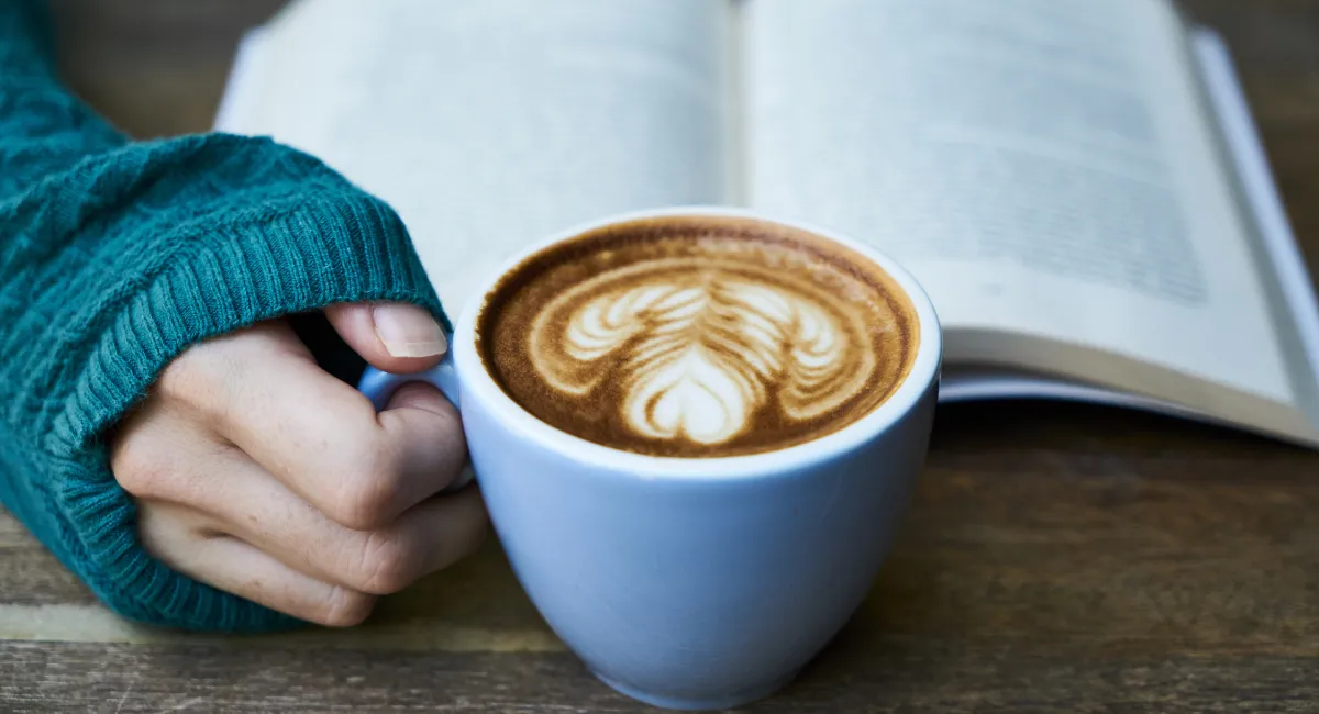 عکس قهوه و یک کتاب