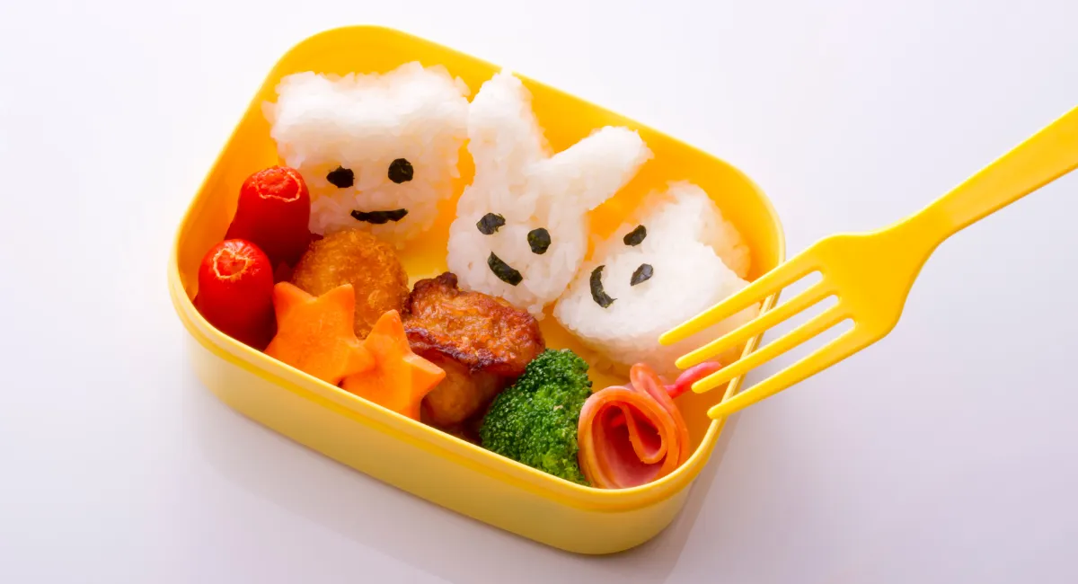 شرف غذای کودکان نارنجی رنگ به همراه غذای تزئین شده