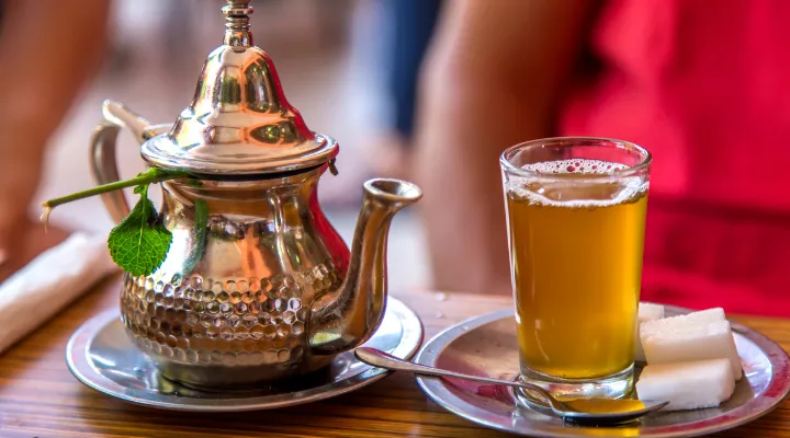 یک قوری و یک لیوان چای مراکشی