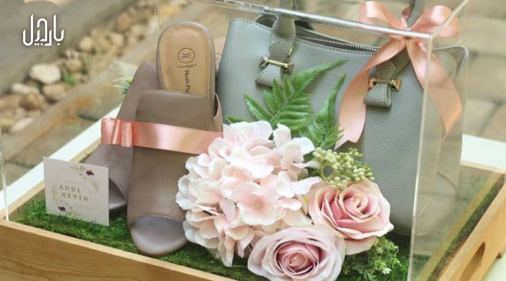 یک جفت کفش و یک کیف تزئین شده برای عروس