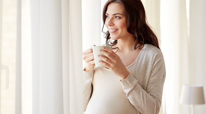 خانوم باردار در حال نوشیدن چای