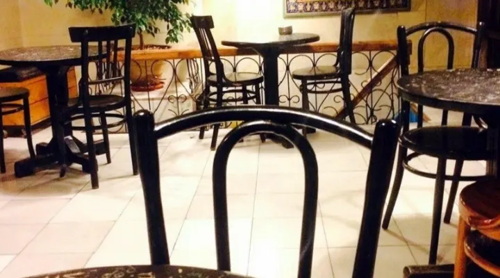 عکسی از میز و صندلی های یک کافه