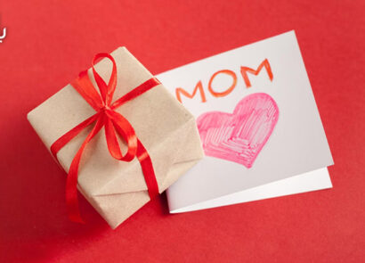 باکس هدیه روز مادر در کنار یک کارت پستال خلاقانه