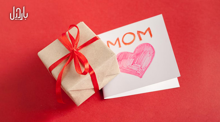 باکس هدیه روز مادر در کنار یک کارت پستال خلاقانه