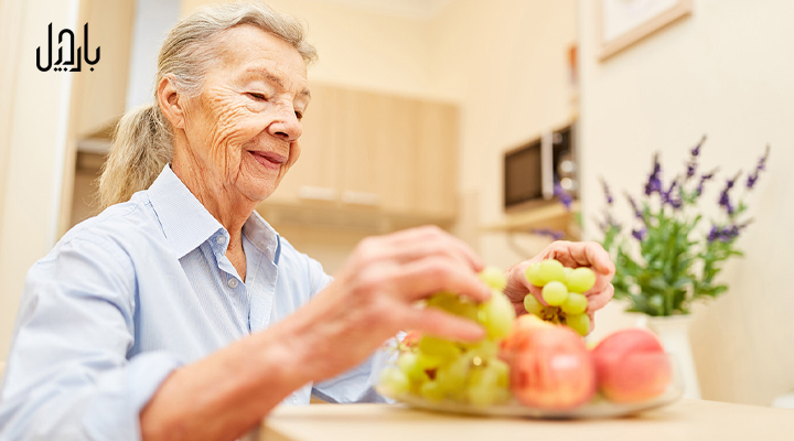 یک سالمند در حال خوردن میوه