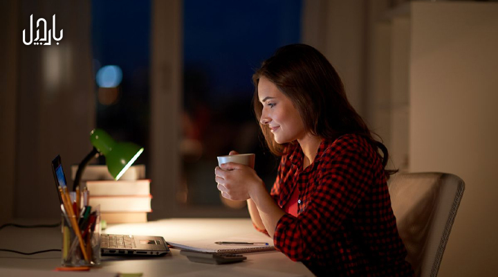 دانشجویی در حال نوشیدن قهوه در شب