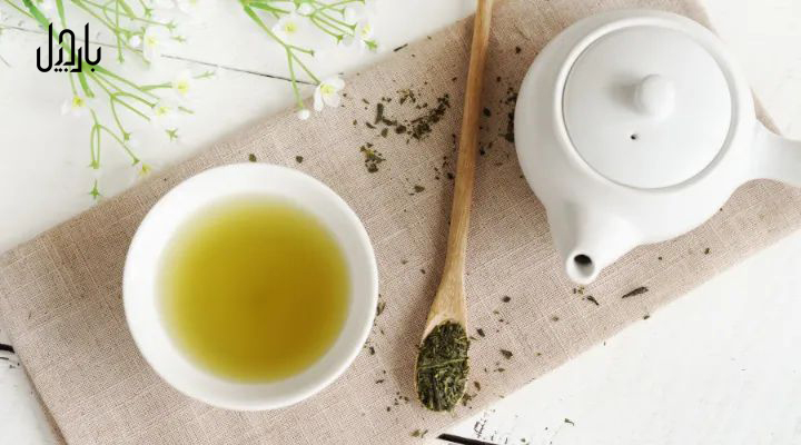 یک فنجان چای سبز و مقداری چای سبز خشک