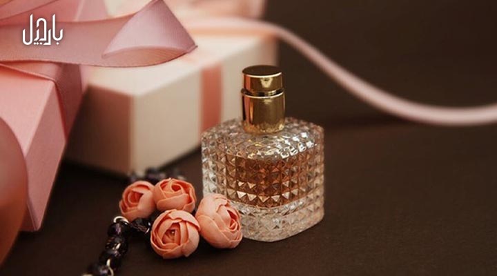 یک عطر در کنار جعبه کادو