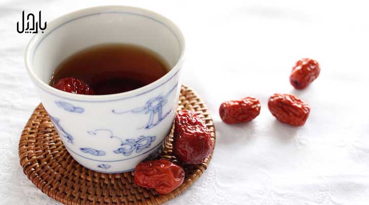 یک فنجان دمنوش عناب و میوه آن 