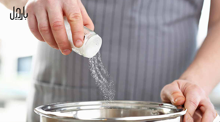 آشپز درحال ریختن نمک در غذا