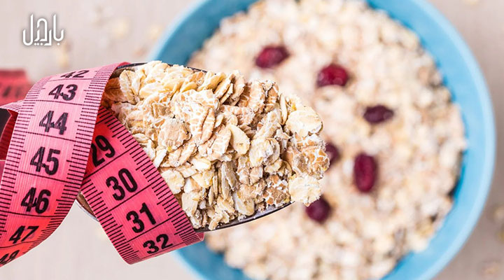 یک متر پیچیده‌شده دور قاشق پر از جو دوسر پرک