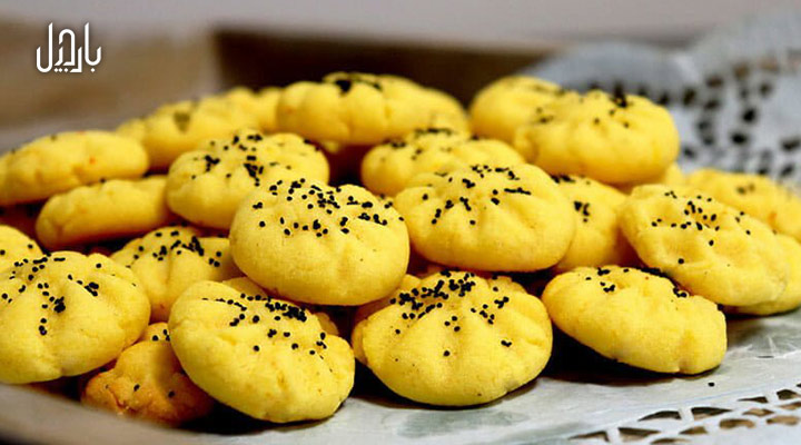 شیرینی‌های نان برنجی با تزئین سیاه دانه