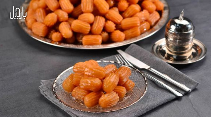 یک دیس و بشقاب پر بامیه