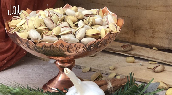 یک ظرف مسی پر از آجیل