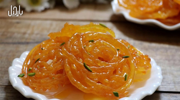 یک بشقاب زولبیا با خلال پسته