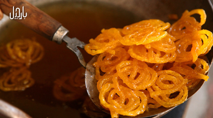 مقداری زولبیا داخل کفگیر